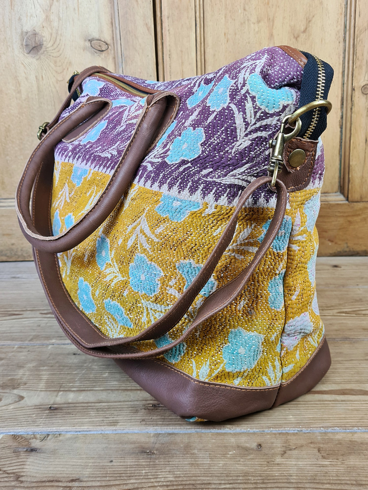Overnight tote bag cream and neutrals